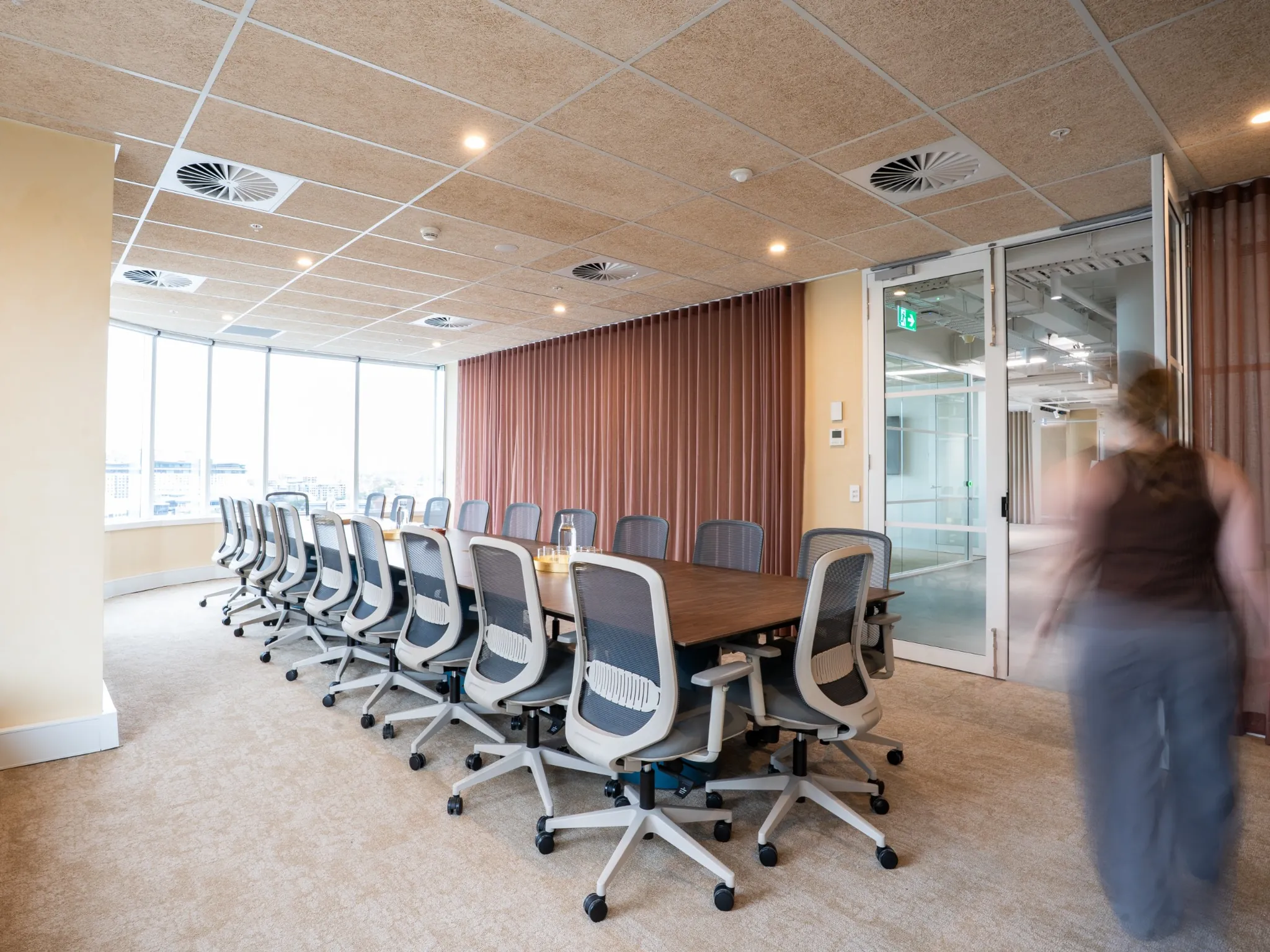 corporatecubes-sydney-347-kent-st-boardroom Large boardroom meeting space at CorporateCubes.Co Sydney office overlooking Darling Harbour