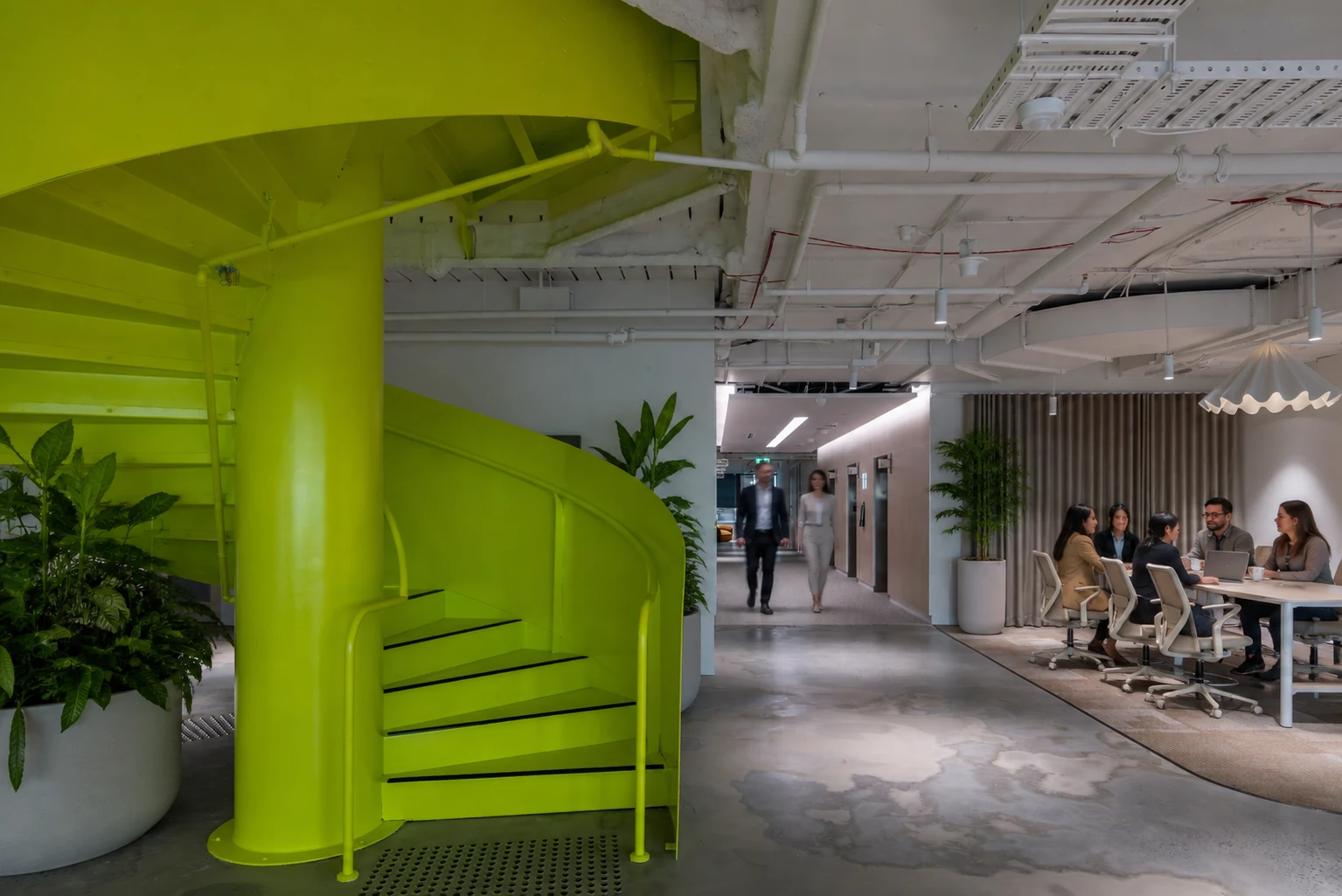 Team collaborating in a flexible corporate workspace designed to improve office space utilization in hybrid work