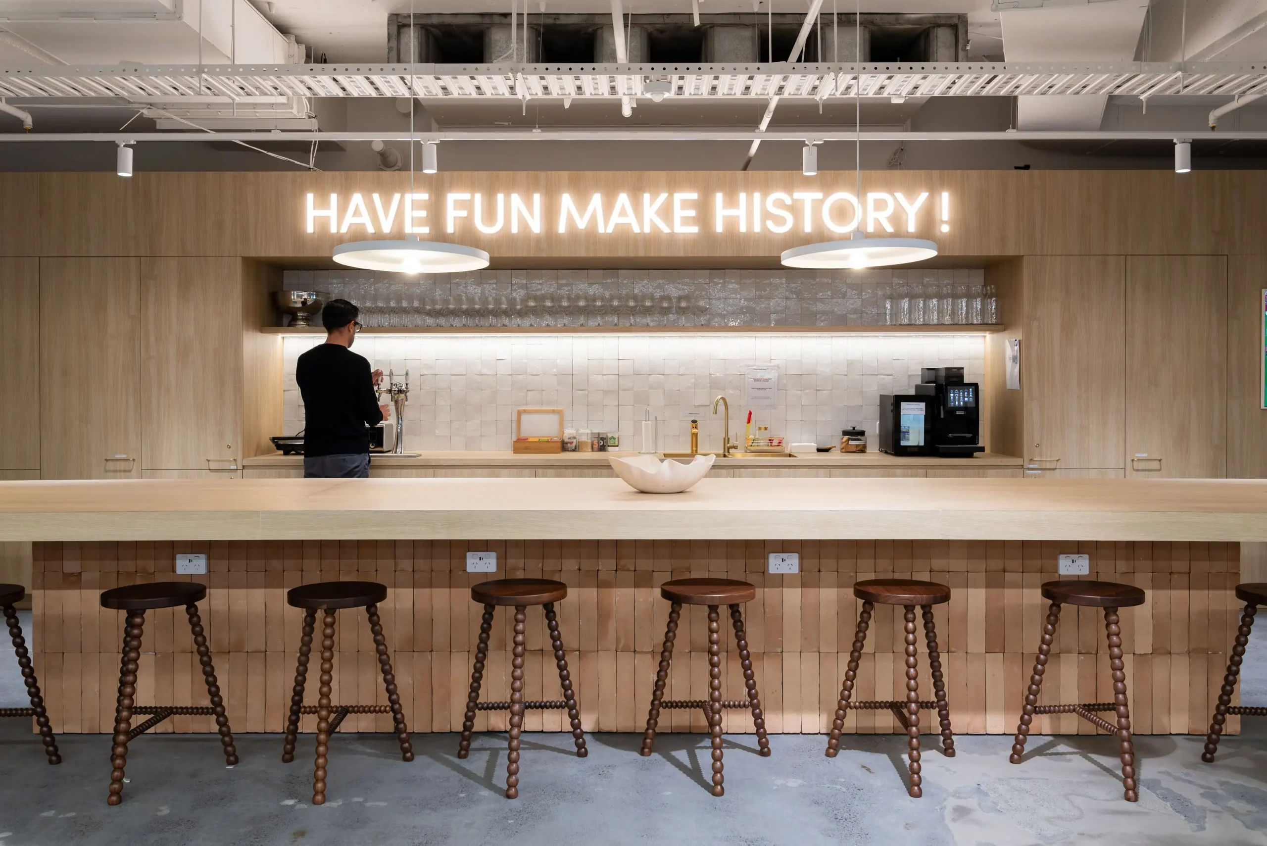 corporatecubes-co-sydney-member-kitchen-breakfast-bar-04